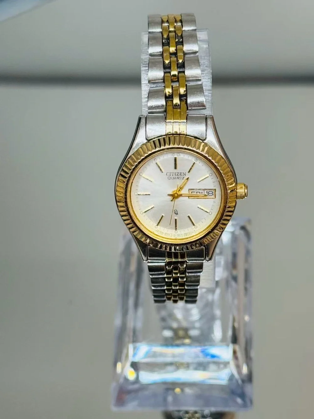 Vintage Citizen Quartz Two-Tone Women Watch Day Date 24mm Japan New Battery Runs